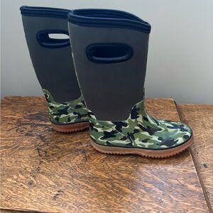 Kids Camouflage Rain Boots with Pull Handles - Green Camo